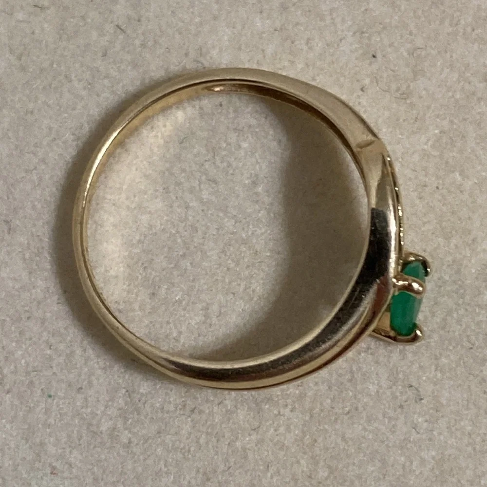 10K Gold Emerald Ring - Picture 5 of 8